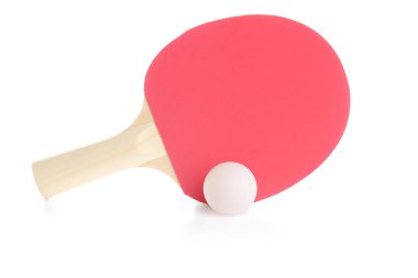 Kırmızı masa tenisi raketi ve top beyaz arka planda izole.