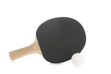 Masa Tenisi raket ve top beyaz zemin üzerine izole