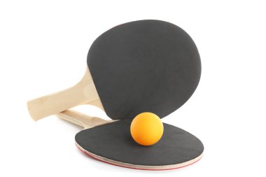 Masa Tenisi raket ve top beyaz zemin üzerine izole