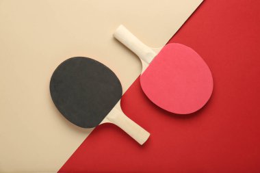Renk arkaplanındaki farklı ping pong raketleri