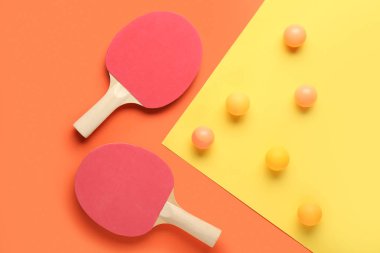 Masa tenisi raketleri ve renkli arkaplan topları