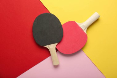 Renk arkaplanındaki farklı ping pong raketleri