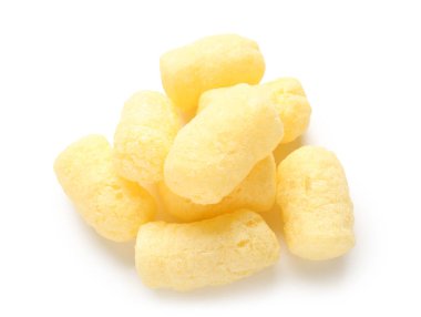 Beyaz arka planda bir yığın lezzetli mısır çubuğu