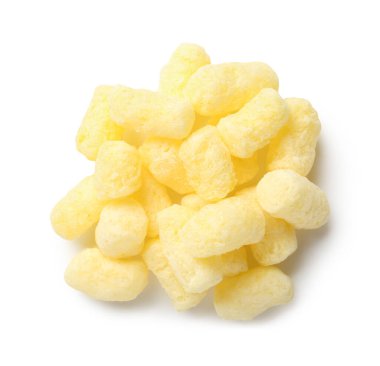 Beyaz arka planda bir yığın lezzetli mısır çubuğu