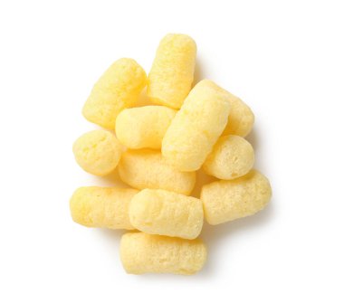 Beyaz arka planda bir yığın lezzetli mısır çubuğu