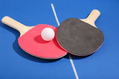 Mavi masalı farklı pinpon raketleri.