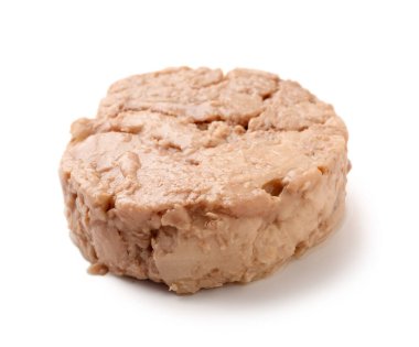 Beyaz arka planda lezzetli morina ciğeri