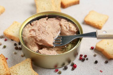 Lezzetli morina ciğeri, kraker ve biberli konserve kutusu, yakın plan.