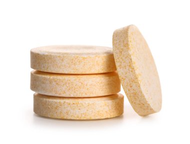 Beyaz arka planda C vitamini hapları