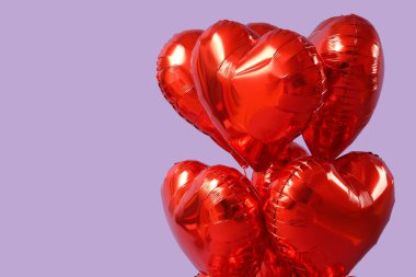 Mor arka planda kalp şeklinde balonlar. Sevgililer Günü kutlaması