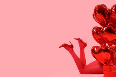 Yüksek topuklu kadın bacakları, kalp şeklinde balonlar ve pembe arka planda hediye kutuları. Sevgililer Günü kutlaması