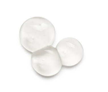 Beyaz arkaplanda kozmetik yağ damlaları