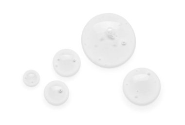 Beyaz arkaplanda kozmetik yağ damlaları