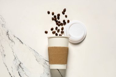 Kahveli kahve fincanı mermer arka planda.