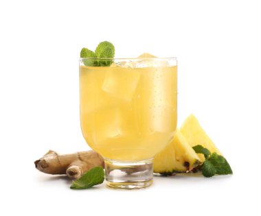 Beyaz arka planda ananas dilimleri, zencefil ve nane yapraklı bir bardak taze meyve suyu.