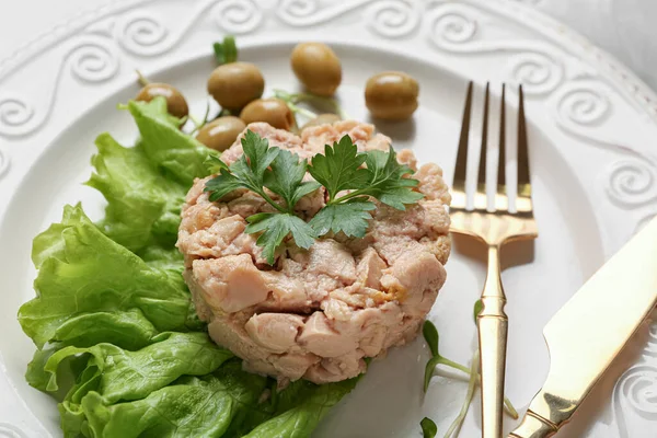 Lezzetli morina ciğeri, maydanoz, marul ve zeytin tabağı, yakın plan.