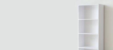 Beyaz arkaplanda boş raf ünitesi ve metin için boşluk