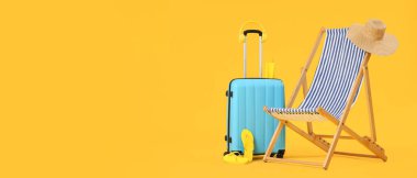 Güverte koltuğu, bavul, şapka ve parmak arası terlikler sarı arka planda mesaj için yer var. Turizm konsepti