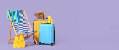 Güverte sandalyesi, bavullar ve plaj aksesuarları eflatun arka planda mesaj için yer var. Turizm konsepti