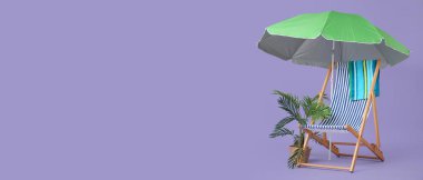 Güverte sandalyesi, tropikal avuç içi, havlu ve şemsiye eflatun arka planda mesaj için yer var. Turizm konsepti