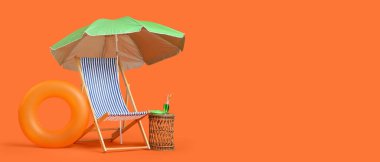 Güverte sandalyesi, şemsiye, şişirilebilir yüzük ve turuncu arka planda yazı için yeri olan masa. Turizm konsepti