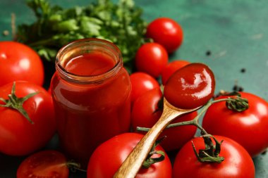 Lezzetli ketçaplı kavanoz ve taze sebzeler masada, yakın plan.