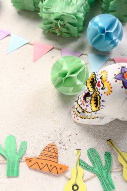 Beyaz arka planda Meksika dekoru olan boyalı kafatası, yakın plan.