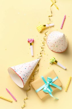 Soluk sarı arkaplanda farklı bir parti dekoru