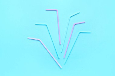 Mavi arkaplanda farklı plastik pipetler