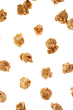 Uçan lezzetli karamelli patlamış mısır beyaz arka planda