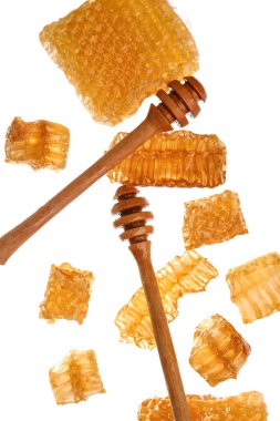 Beyaz arka planda uçan bal petekleri ve balıkçılar