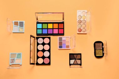 Turuncu arka planda güzel göz falı paletleri