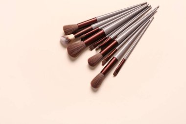 Pembe arkaplanda makyaj fırçaları