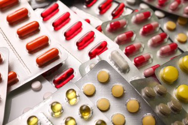 Arka plan olarak farklı haplar içeren kabarcık paketleri