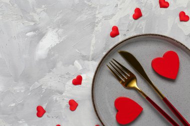 Sevgililer Günü için güzel bir masa. Kırmızı kalpler hafif Grunge arka planda.