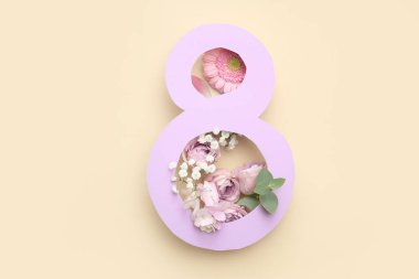 Şekil 8 kağıttan yapılmış ve sarı arkaplanda farklı güzel çiçekler var. Uluslararası Kadınlar Günü