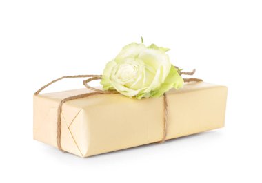 Beyaz arka planda güzel bir gül çiçeği olan hediye kutusu. Uluslararası Kadınlar Günü