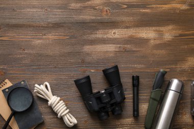 Tahta zemin üzerinde seyahat ögeleri ve dürbün seti