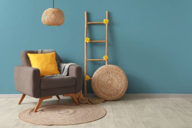 Koltuk, ekose, yastık ve lamba oturma odasında.