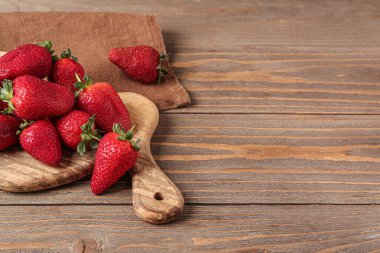 Ahşap arka planda taze çilek olan tahta.