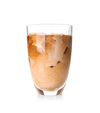 Beyaz arkaplanda bir bardak buzlu latte