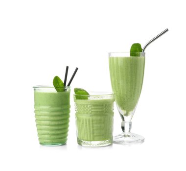 Beyaz arka planda taze ıspanaklı smoothie.