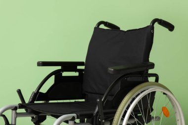 Yeşil arka planda boş tekerlekli sandalye