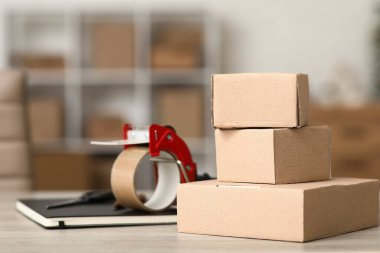 Ambalaj bant kutuları depodaki masanın üzerinde, yakın plan.