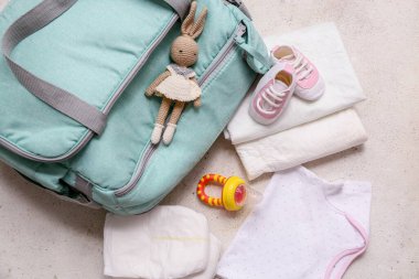 Beyaz arka planda meyve yiyici olan bebek çantası. Üst görünüm