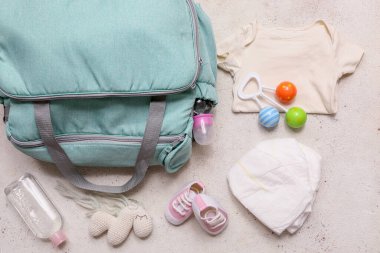 Beyaz arka planda bebek bezi olan bebek çantası. Üst görünüm