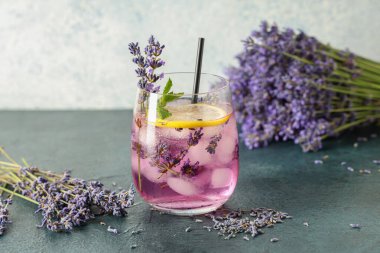 Bir bardak taze lavantalı limonata, üzerinde nane ve çiçekler olsun.