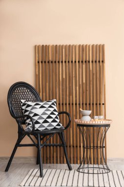 Oturma odasının içinde koltuk, katlanan ekran ve masada Palo Santo.