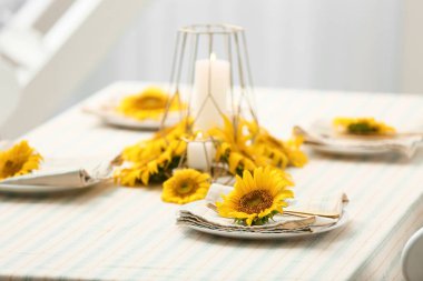 Ayçiçekli güzel bir masa. Yakın çekim.