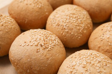 Kurabiye kağıdına susamlı taze çörekler, yakın plan.